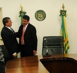 O Procurador Geral de Justiça cumprimenta o governador do estado.