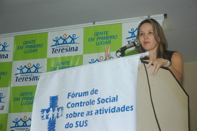 Dra. Claúdia proferindo palestra em Fórum promovido pela FMS