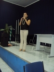 Imagem: Promotora de Justiça ministrando palestra.