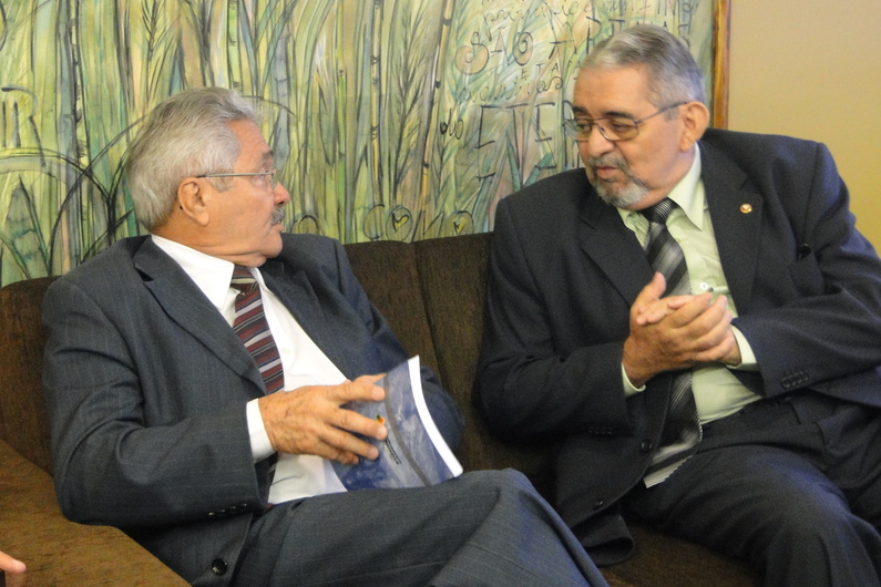 O prefeito de Teresina, Elmano Férrer (à esquerda) em visita ao Procurador-Geral de Justiça. alt