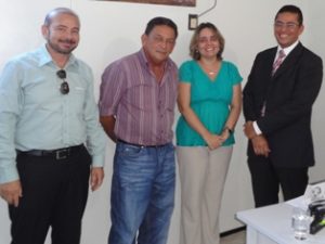 Da esquerda para a direita: o Procurador do Município de Picos, o prefeito e os Promotores de Justiça Joselisse Carvalho e Cleandro Moura.