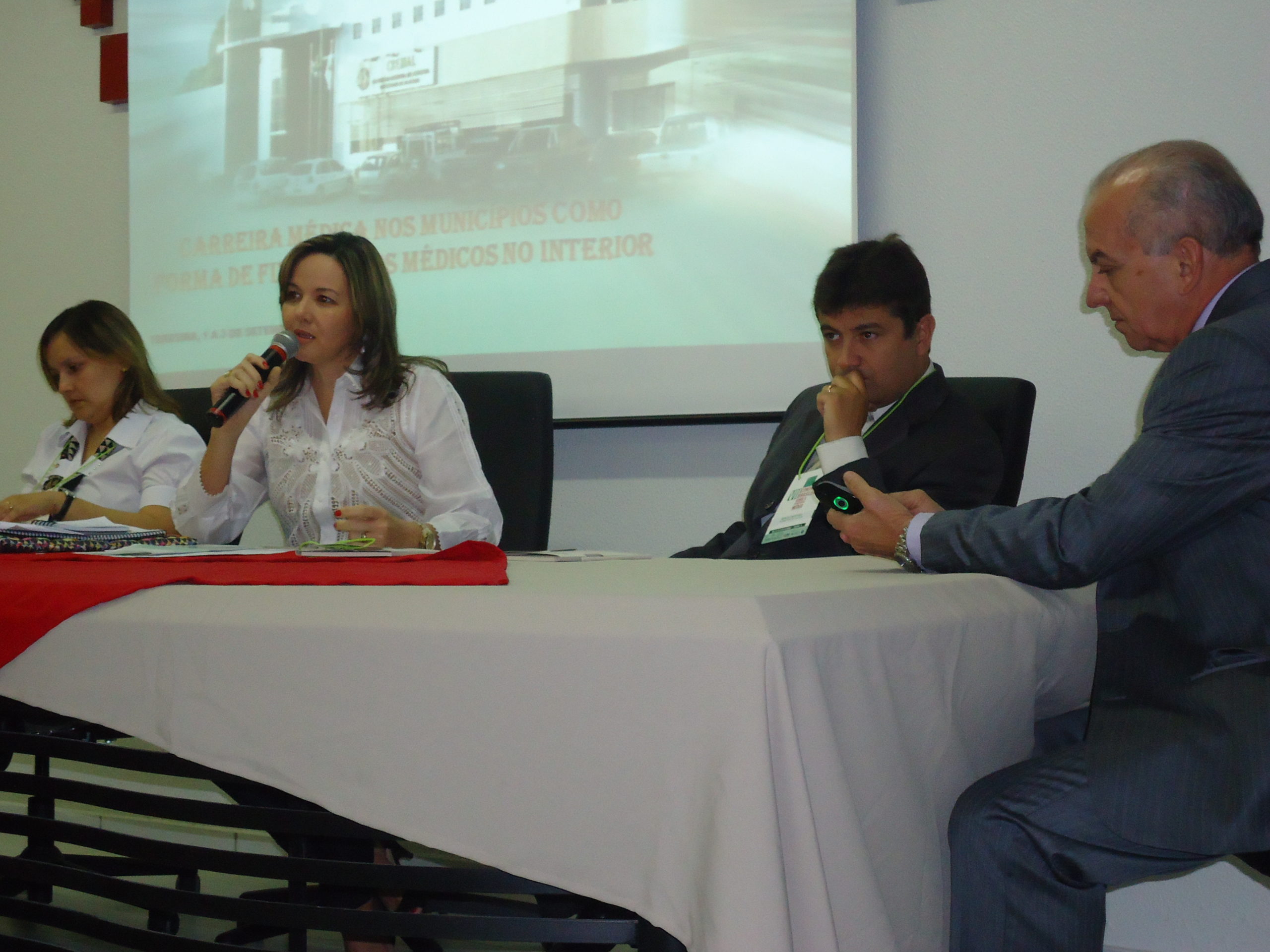 Dra. Gilvânia, Dra. Cláudia e Dr. Marcelo presentes no VII Congresso Brasileiro da situação do médico. Dra. Gilvânia, Dra. Cláudia e Dr. Marcelo presentes no VII Congresso Brasileiro da situação do médico.