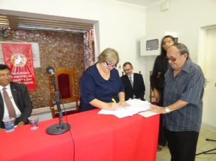 Assinatura da escritura do prédio. alt