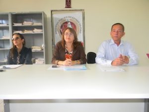 Da esquerda para a direita: as Promotoras de Justiça Déborah Abbade e Marlúcia Almeida ao lado do Juiz de Direito de Altos, Celso Barros Coelho Filho.