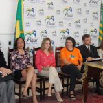 À esquerda, a Promotora de Justiça Leida Diniz, em audiência pública no Palácio de Karnak