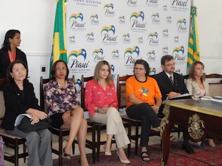 À esquerda, a Promotora de Justiça Leida Diniz, em audiência pública no Palácio de Karnak