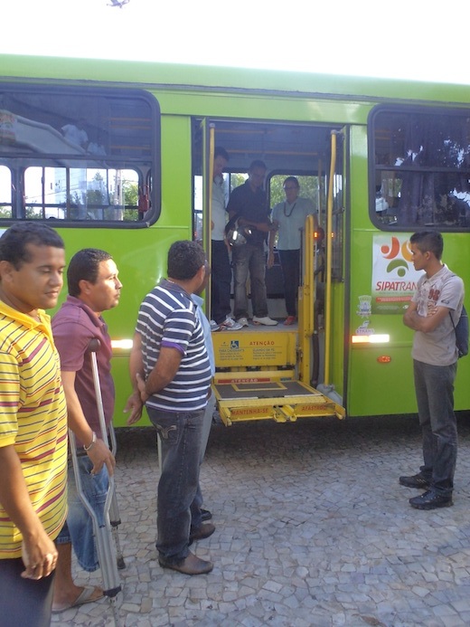 Plataforma de acesso para pessoas com deficiência física em transporte coletivo