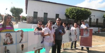 O Promotor de Justiça Francisco de Jesus Lima (à frente, à direita) em caminhada. Fotos gentimente disponibilizadas pelo portal 180graus.com