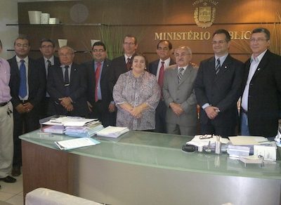 Procuradora-Geral de Justiça rodeada por membros do CRC/PI