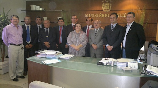 Procuradora-Geral de Justiça rodeada por membros do CRC/PI
