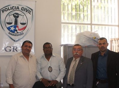 O Promotor de Justiça Benigno Filho (terno cinza) em unidade da Polícia Civil do Maranhão