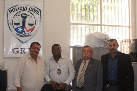 O Promotor de Justiça Benigno Filho (terno cinza) em unidade da Polícia Civil do Maranhão