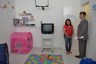 Promotor de Justiça visita brinquedoteca do hospital