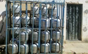 Botijões de gás de cozinha armazenados e revendidos clandestinamente