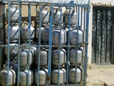 Botijões de gás de cozinha armazenados e revendidos clandestinamente