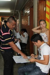 Candidatos apresentam-se em local de prova