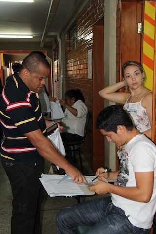 Candidatos apresentam-se em local de prova