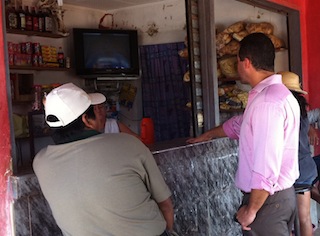 Promotor de Justiça visita e orienta comerciantes