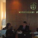 Rafael Cavalcanti, consultor do Prêmio Innovare, assiste a apresentações de Promotoras de Justiça ao lado da Procuradora-Geral de Justiça