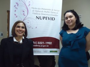 Maria do Amparo Sousa (à esquerda) e Rita de Cássia Gomes promoveram evento de capacitação e conversaram com policiais e comunidade