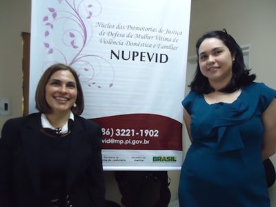 Maria do Amparo Sousa (à esquerda) e Rita de Cássia Gomes promoveram evento de capacitação e conversaram com policiais e comunidade