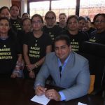 Promotor de Justiça recebe manifestantes em seu gabinete. Foto gentilmente disponibilizada pelo portal Barras Virtual (www.barrasvirtual.com.br).