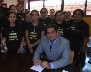 Promotor de Justiça recebe manifestantes em seu gabinete. Foto gentilmente disponibilizada pelo portal Barras Virtual (www.barrasvirtual.com.br).