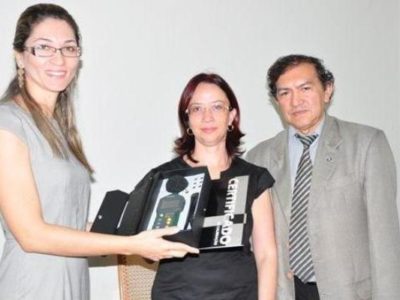 Delegada Ana Luiza Marques (esquerda) recebeu decibelímetro da Promotora de Justiça Ana Isabel Dias em reunião conduzida pelo Juiz de Direito Sebastião Filho