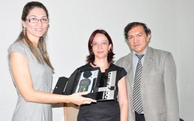 Delegada Ana Luiza Marques (esquerda) recebeu decibelímetro da Promotora de Justiça Ana Isabel Dias em reunião conduzida pelo Juiz de Direito Sebastião Filho