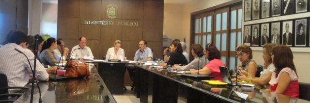 Cláudia Seabra (ao fundo) coordena audiência que reuniu SESAPI, FMS, MDER e Rede Cegonha Cláudia Seabra (ao fundo) coordena audiência que reuniu SESAPI, FMS, MDER e Rede Cegonha