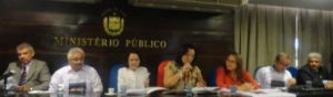 A Promotora de Justiça Janaína Rose Aguiar leu as cláusulas dos termos de compromisso propostos