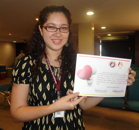 A servidora Danielle Arêa Leão Dantas doou sangue pela primeira vez e exibe certificado da campanha