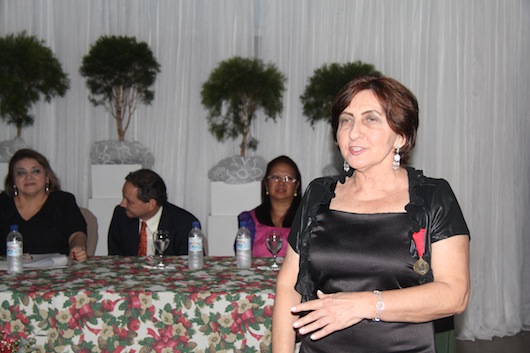 Dona Ceres, como é conhecida no Ministério Público, exibe sua insígnia e discursa em agradecimento