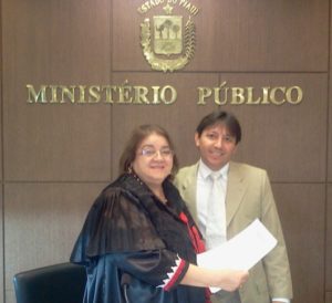Marcondes Oliveira recebe termo de posse das mãos da Procuradora-Geral