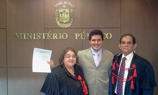Antônio Charles Almeida ladeado por Zélia Saraiva Lima e o Subprocurador-Geral de Justiça, Alípio de Santana Ribeiro