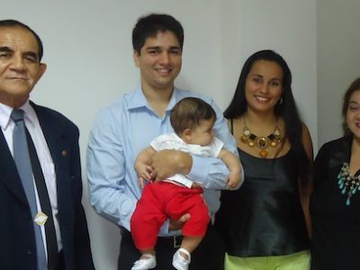 O novo servidor do MP/PI, Marciel Ferreira (centro), ladeado por seus familiares, pelo Procurador-Geral de Justiça em exercício, Alípio de Santana Ribeiro (esquerda) e pela Procuradora-Geral de Justiça, Zélia Saraiva Lima