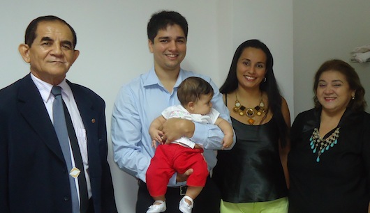 O novo servidor do MP/PI, Marciel Ferreira (centro), ladeado por seus familiares, pelo Procurador-Geral de Justiça em exercício, Alípio de Santana Ribeiro (esquerda) e pela Procuradora-Geral de Justiça, Zélia Saraiva Lima