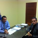 Promotor de Justiça (à direita) conversa com prefeito para firmar parcerias