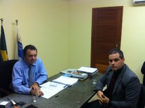 Promotor de Justiça (à direita) conversa com prefeito para firmar parcerias