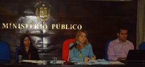 A Promotora de Justiça Denise Aguiar (centro) está propondo soluções e cobrando atitudes para a problemática dos pneus inservíveis