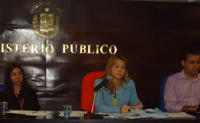 A Promotora de Justiça Denise Aguiar (centro) está propondo soluções e cobrando atitudes para a problemática dos pneus inservíveis