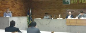 Promotora de Justiça (esquerda) fala sobre os rios Poti e Parnaíba em audiência pública na Assembléia Legislativa