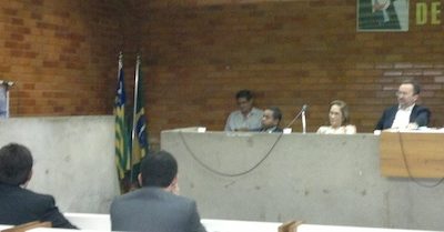 Promotora de Justiça (esquerda) fala sobre os rios Poti e Parnaíba em audiência pública na Assembléia Legislativa