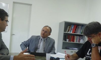 Fernando Santos (centro) ouviu todas as partes e vai conduzir a negociação