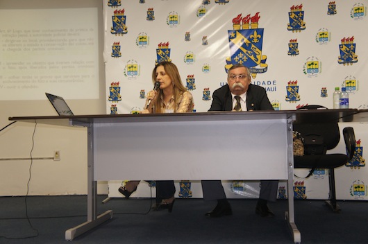 Promotor de Justiça presidiu a mesa e acompanhou palestra de delegada