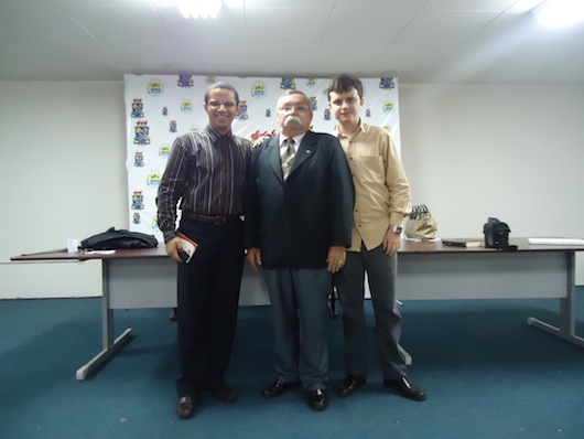 O Promotor de Justiça Benigno Filho ladeado pelos estudantes que organizam o curso