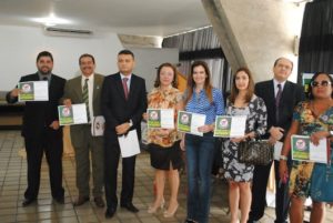 A deputada Iracema Portella (centro) exibe certificado da campanha