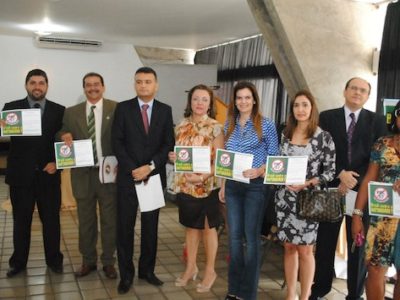 A deputada Iracema Portella (centro) exibe certificado da campanha