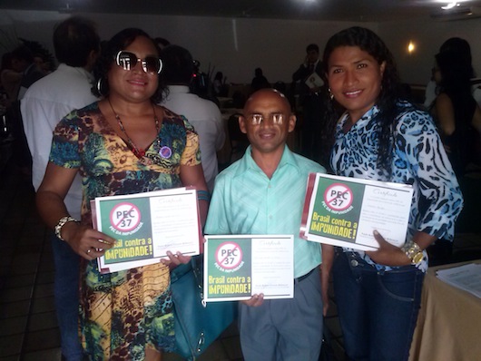Representantes da sociedade civil organizada também foram manifestar apoio ao Ministério Público. Na foto, Laura Reis (esquerda) e Joseane Borges (direita), do Grupo Piauiense de Transexuais e Travestis. No centro, Raimundo Poty, da Rede Nacional de Pessoas vivendo com HIV Representantes da sociedade civil organizada também foram manifestar apoio ao Ministério Público. Na foto, Laura Reis (esquerda) e Joseane Borges (direita), do Grupo Piauiense de Transexuais e Travestis. No centro, Raimundo Poty, da Rede Nacional de Pessoas vivendo com HIV