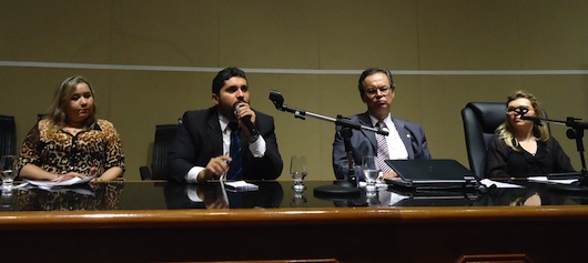 Programação do ato público incluiu mesa de debates. Na foto, o presidente do Comitê Estadual contra a PEC da Impunidade, Paulo Rubens Parente Rebouças, fala dos malefícios que a aprovação da PEC causaria Programação do ato público incluiu mesa de debates. Na foto, o presidente do Comitê Estadual contra a PEC da Impunidade, Paulo Rubens Parente Rebouças, fala dos malefícios que a aprovação da PEC causaria